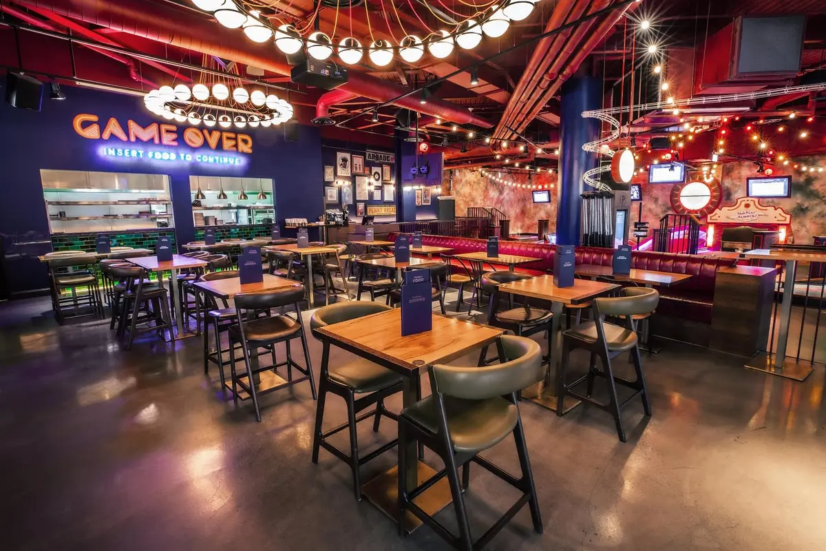 Puttshack Venue Dining Space