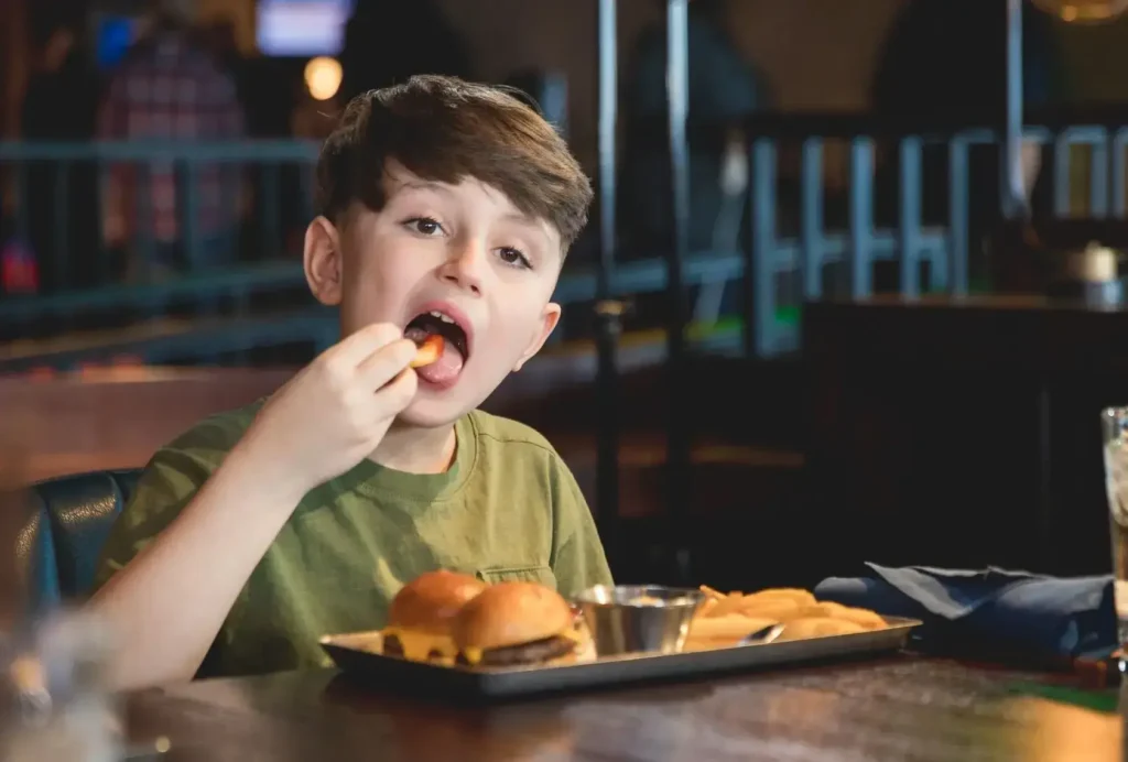 Child Eating At Puttshack