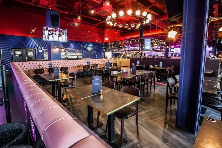 Image of a Puttshack venue's bar and dining area at Lakeside