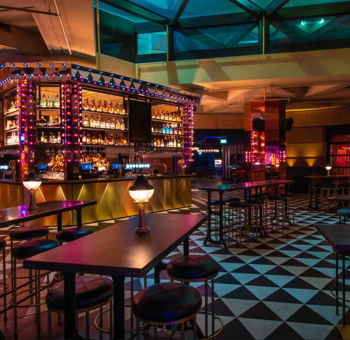 Image of a Puttshack venue's bar and high tops